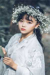 她的胳膊被推到了一邊